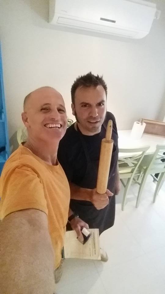 אלי הגינגי בעבודה בבית של לקוח